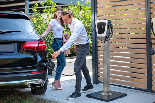 Die Heidelberger Druckmaschinen AG hat mit dem Verkauf der neuen
Generation ihrer Ladesysteme für Hybrid- und Elektrofahrzeuge
begonnen: Die Heidelberg Wallbox Energy Control mit integriertem
Lastmanagement ermöglicht das gleichzeitige Laden mehrerer Fahrzeuge
und bietet damit für Mehrfamilienhäuser, in Garagen mit mehreren
Parkplätzen sowie auf Firmen- und Hotelparkplätzen eine attraktive
Ladelösung. Aufgrund des lokaldynamischem Lastmanagements verteilen
mehrere vernetzte Wallboxen den verfügbaren Ladestrom optimiert und
automatisch auf bis zu 16 Hybrid- oder Elektrofahrzeuge. Über die
Integration in ein Home Energy Management System (HEMS) kann die
neue Heidelberg Wallbox Energy Control auch den Strom aus einer
Photovoltaikanlage nutzen.