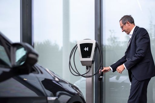 Vorschau Bild von Die Heidelberg Wallbox Home Eco ist eine stationäre, preiswerte
und qualitativ hochwertige Ladeinrichtung für E-Fahrzeuge, die fest
an einer Wand, im Carport oder an einer Stele angebracht werden
kann. Die Ladeleistung ist im Bereich bis 11 kW einstellbar.
Bauweise und Funktion sind ausgesprochen robust, Wartungs- und
Servicearbeiten sind nicht erforderlich. Zielgruppe sind
Privatpersonen sowie Firmen und Kommunen, die mit der Ladestation
ihre eigene Flotte von Elektrofahrzeugen bzw. die von Kunden und
Besuchern wieder aufladen wollen. Im Vergleichstest des ADAC im Jahr
2019 ging die Heidelberg Wallbox Home Eco als Testsieger vom Platz.