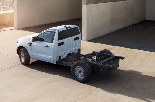 Vorschau Bild von Ford nimmt erstmals eine Fahrgestell-Variante des aktuellen Ford
Ranger ins Programm. Zahlreiche Anwender, vom Bauwesen bis hin zu
Rettungsdiensten, erhalten somit die Möglichkeit, auf der Basis von
Europas meistverkauftem Pick-up und Gewinners des International
Pick-up of the Year Award 2020 bedarfsgerechte Spezialfahrzeuge
konfigurieren zu lassen. Das robuste Ranger-Fahrgestell verwendet
eine Body-on-Frame-Konstruktion. Es handelt sich dabei um eine
separate Karosserie, die auf einen starren Fahrzeugrahmen montiert
wird, der auch den Antriebsstrang trägt. Ford rechnet damit, dass
die Kombination aus zuschaltbarem Allradantrieb (Serie),
Geländegängigkeit, Belastbarkeit und kraftstoffeffizientem
2,0-Liter-EcoBlue-Dieselmotor das Interesse vieler anspruchsvoller
Kunden wecken wird. / Weiterer Text über ots und
www.presseportal.de/nr/143363 / Die Verwendung dieses Bildes ist für
redaktionelle Zwecke honorarfrei. Veröffentlichung bitte unter
Quellenangabe: "obs/Ford Motor Company (Austria) GmbH"