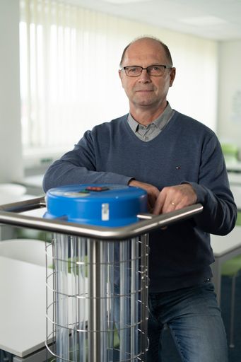  Ernst Kronberger, COO der Albatros Holding: "Gerade
in diesen herausfordernden Zeiten ist es mehr denn je wichtig, in
bestimmten Bereichen für eine keimfreie Umgebung zu sorgen und das
so einfach wie möglich. Der easydisi ONE ist unsere Antwort auf
Corona und alle anderen Viren."