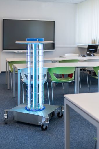 Vorschau Bild von Der easydisi ONE in Aktion in einem Seminarraum:
"Der Name ist Programm: Innerhalb kürzester Zeit werden Keime und
Bakterien beseitigt, sowohl in der Luft als auch auf jeglichen
Oberflächen. Das mobile Gerät ist einfach zu bedienen und
kostengünstig, damit jeder davon profitieren kann.