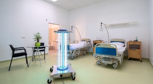 Vorschau Bild von Der easydisi ONE in Aktion in einem Pflegeheim:
"Der easydisi ONE kann Räume jeglicher Größe (pro Anwendung bis zu
80m²) entkeimen und benötigt dafür maximal 15 Minuten. Die
Handhabung ist ganz einfach und kann von jedem durchgeführt werden."