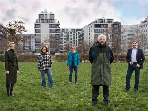  v.l.n.r: Einige der Initiator*innen von
KlimaKonkret: Daniela Allmeier (Raumposition), Pia Knappitsch (3:0),
Michael Szeiler (con.sens), Simon Tschannett (Weatherpark/CCCA) mit
André Heller (2.v.r.)