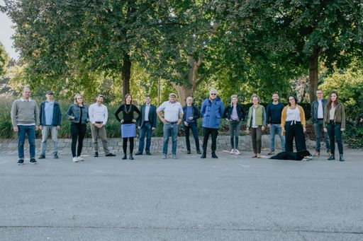 Vorschau Bild von v.l.n.r. Matthias Ratheiser (Weatherpark), Wolfgang Gepp
(Weatherpark), Petra Nagy (3:0), Daniel Zimmermann (3:0), Gertraud
Kücher (Weatherpark), Simon Tschannett (Weatherpark, CCCA), Robert
Luger (3:0), Oliver Gachowetz (3:0), André Heller, Daniela Allmeier
(Raumposition), Catrin Neumüller, René Ziegler (Raumposition), Jane
(Hund), PiaKnappitsch (3:0), Rudolf Scheuvens (Raumposition), Lena
Holzer (Weatherpark)