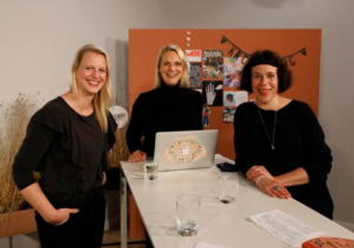 Behind the Scenes beim KREATIVTAG ZUHAUSE: Die Redaktion im
Live-Talk: Visual Director Eva-Maria Kowalczyk, FLOW- und
HYGGE-Chefredakteurin Sinja Schutte und FLOW-Redaktionsleiterin
Tanja Reuschling (v.l.) erklären, wie die Redaktion arbeitet. /
Weiterer Text über ots und www.presseportal.de/nr/126032 / Die
Verwendung dieses Bildes ist für redaktionelle Zwecke honorarfrei.
Veröffentlichung bitte unter Quellenangabe: "obs/Deutsche
Medien-Manufaktur (DMM)/Axel Kirchhof"