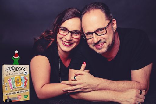 Christiane und Stefan Martin mit ihrem Familien Kartenspiel
AURUXXX - Die Goldene 12 / Weiterer Text über ots und
www.presseportal.de/nr/144593 / Die Verwendung dieses Bildes ist für
redaktionelle Zwecke honorarfrei. Veröffentlichung bitte unter
Quellenangabe: "obs/Martin & Reiter GbR/Privat"