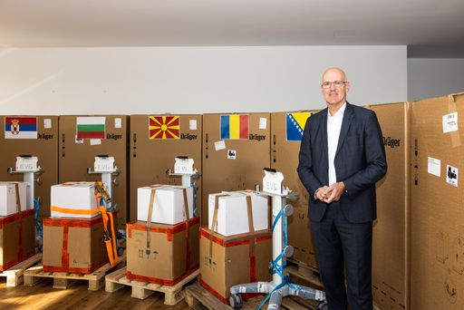 Vorschau Bild von Martin Engelmann, Vorsitzender der dm
Geschäftsführung, mit den versandbereiten Beatmungsgeräten.