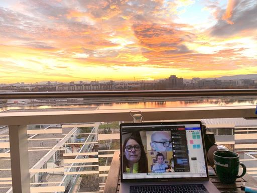 Ein Social Innovator des circle17 Impacthons
fotografiert seinen Ausblick auf Wien und arbeitet gemeinsam an
nachhaltigen Innovationen mit seinem interdisziplinären Team