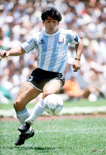 Der argentinische Fußballstar Diego Maradona im Finale um den
Weltmeistertitel. Azteca Stadion, Mexiko, 29. Juni 1986. Spiel
Argentinien : Bundesrepublik Deutschland / Weiterer Text über ots
und www.presseportal.de/nr/9021 / Die Verwendung dieses Bildes ist
für redaktionelle Zwecke honorarfrei. Veröffentlichung bitte unter
Quellenangabe: "obs/ARTE G.E.I.E./© Popperfoto"