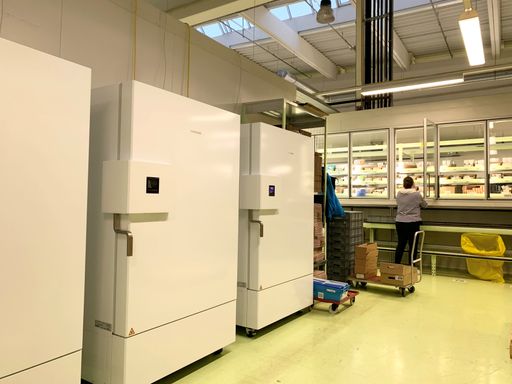 Ein sogenannter "Ultra Freezer" für die künftige
Lagerung eines Corona-Impfstoffes an einem der 23 PHAGO-
Lagerstandorte.