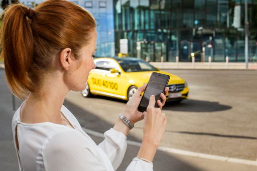  Mit der App können jetzt auch Taxis gerufen und direkt bezahlt
werden.