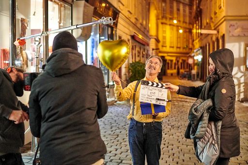 Hinter den Kulissen beim Videodreh: Das Geschenk wird mit
goldenem Herz auf die Reise geschickt.