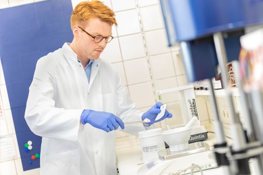  Immer mehr Patienten in Europa sind von Lieferengpässen bei
rezeptpflichtigen Arzneimitteln betroffen. Im 1. Halbjahr 2020 hat
sich allein in Deutschland die Zahl der nicht verfügbaren
Arzneimittel, die Krankenkassen per Rabattvertrag für ihre
Versicherten vorgesehen hatten, auf 12,1 Mio. Packungen erhöht. Das
sind 68,0 Prozent mehr Ausfälle als im 1. Halbjahr 2019 (7,2 Mio.) -
und fast so viele wie in den Jahren 2017 (4,7 Mio.) und 2018 (9,3
Mio.) zusammen. / Lieferengpässe bei Arzneimitteln auf Höchststand -
europäische Lösungen notwendig / Internationale Fachkonferenz der
ABDA am 1. Dezember 2020 / Weiterer Text über ots und
www.presseportal.de/nr/7002 / Die Verwendung dieses Bildes ist für
redaktionelle Zwecke honorarfrei. Veröffentlichung bitte unter
Quellenangabe: "obs/ABDA Bundesvgg. Dt. Apothekerverbände"