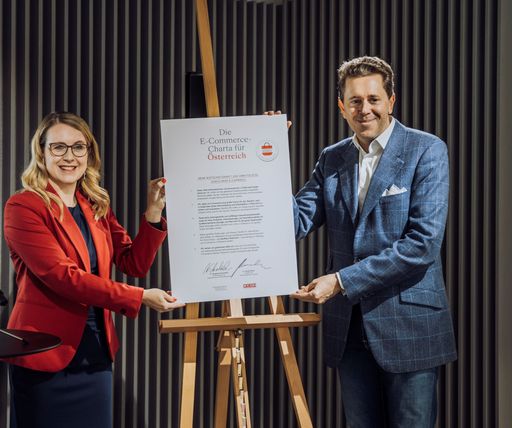 Bundesministerin Margarete Schramböck sowie
WKÖ-Präsident Harald Mahrer mit der unterzeichneten
E-Commerce-Charta