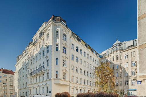 Die einst schmucklose Fassade wurde von der 3SI
Immogroup mit der aufwendigen Neuanbringung von Stuckelementen im
Stile der Gründerzeit saniert.