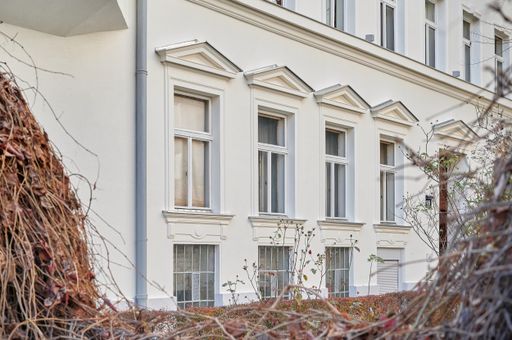 Vorschau Bild von Der Fassade wurde der Herstellung und Montage von
Gurtgesimsen, Hauptgesimsen mit Konsolen, Fensterumrandungen und
einzelnen Stuckelementen eine besonders schmuckvolle Optik
verliehen.