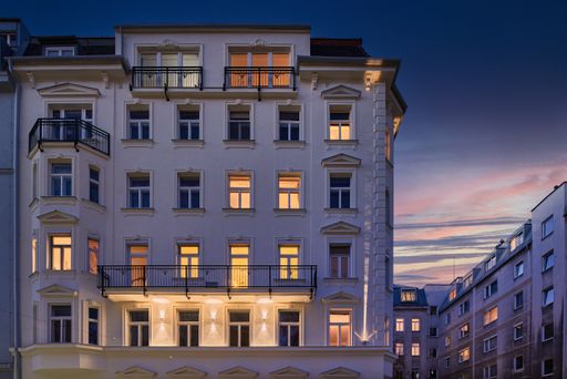 Vorschau Bild von Am Abend erstrahlt das revitalisierte Zinshaus dank
neuem Stuck und Gesimse in prächtigen Glanz.