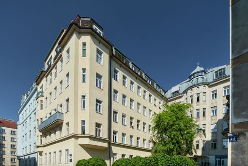 Vorschau Bild von So schmucklos sah das Zinshaus Anfang des Jahres
aus, bevor die 3SI Immogroup mit der umfangreichen Revitalisierung
begann.