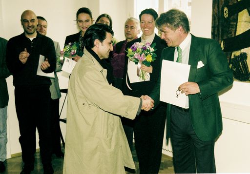  Preisverleihung in Klagenfurt 1995: Hans Peter Haselsteiner
gratuliert Ahmet Oran. Im Hintergrund die weiteren Preisträger Rudi
Stanzel, Eva Schlegel, Lisa Huber.