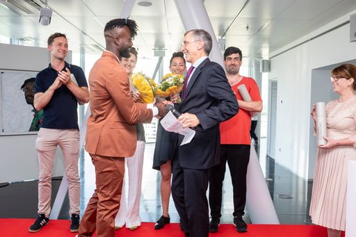 Vorschau Bild von Preisverleihung in Wien 2019: STRABAG-Vorstandsvorsitzender
Thomas Birtel gratuliert Preisträger Amoako Boafo: