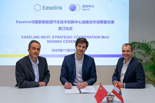 Vorschau Bild von Easelink Team (Von links nach rechts: Martin Flies, Hermann
Stockinger und Sebastian Demuth) bei der Unterzeichnung der
Absichtserklärung für die strategische Partnerschaft. Easleink und
NEVC