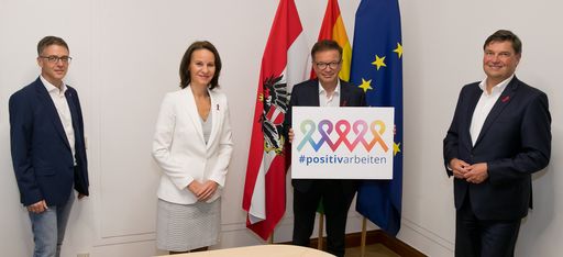 #positivarbeiten Projektleiter Rupp gemeinsam mit
IBM und SAP bei der Unterzeichnung mit Bundesminister Rudolf
Anschober