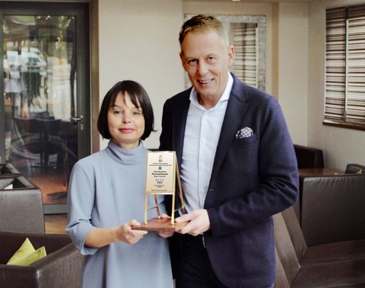 BIDL zu OTS - li. Maria Ammerhauser und re. Raimund Schörghofer,
Hotel-Restaurant Ammerhauser, Salzburg, Preisträger Das Goldene
Flipchart