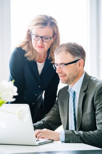 Vorschau Bild von li. Elfi Schenkel (Key Account Managerin, Tagen in
Österreich) und re. Thomas Wolfsegger (Herausgeber, Tagen in
Österreich)