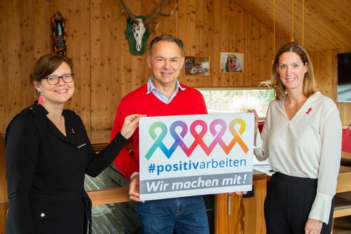 v.l.n.r. Aidshilfe GF Andrea Brunner, Almdudler GF Gerhard
Schilling & Leitung Personalmanagement Sabine Ruso