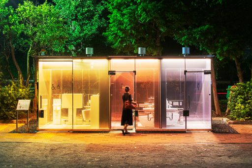 The Tokyo Toilet / Weltbekannte Architekten gestalten öffentliche
Toiletten / Das Projekt ist eine Kooperation zwischen der Nippon
Foundation und der Stadt Tokio / Eine Schlüsselrolle übernimmt TOTO
/ Die "Tokyo Toilets" wurden bis November 2020 fertiggestellt und
sorgen im Stadtbild für Aufsehen. Im Bild der Toilettenpavillon von
Shigeru Ban. Von außen sind die Wände transparent und Passanten
können die Toilettenräume einsehen. Sobald die Verriegelung der Tür
von innen betätigt wird, verfärbt sich das Glas als undurchsichtige
Wand, so dass der Nutzer von unliebsamen Blicken geschützt ist. /
Weiterer Text über ots und www.presseportal.de/nr/146736 / Die
Verwendung dieses Bildes ist für redaktionelle Zwecke honorarfrei.
Veröffentlichung bitte unter Quellenangabe: "obs/TOTO Europe
GmbH/Satoshi Nagare"