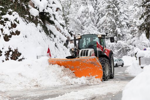 Der Maschinenring Winterdienst betreut abgelegene
Landstraßen ebenso wie Stadtgebiete, Supermärkte und Kindergärten,
Wohnhausanlagen und Privatwege.