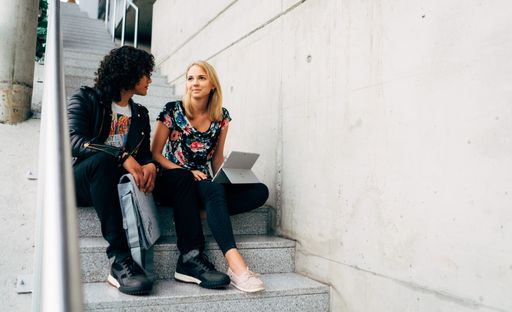 Gut organisiert und informiert durch Studium und
Hochschulalltag: Mit der neuen App für Studierende und
Mitarbeiter*innen wird durch die Synchronisierung der Lehr- und
Lernprozesse ein neuer Digitalisierungsschritt gesetzt. Die FH
Kärnten betont durch die Kooperation mit Studo, dem Grazer
App-Unternehmen, ihre Serviceorientiertheit und kommuniziert
aktuelle News, Studien-Infos und Wissenswertes rund um das Studieren
und Arbeiten an der Hochschule in der neuen App.