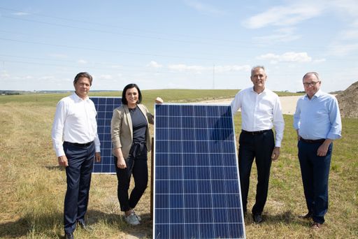  OMV und VERBUND nehmen die größte
Flächen-Photovoltaikanlage in Österreich in Betrieb