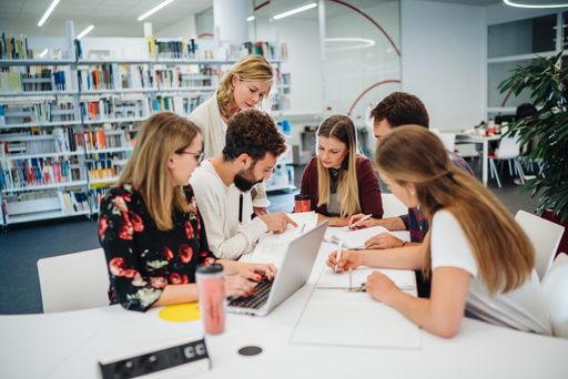  Im diesjährigen Hochschulvergleich für den
deutschsprachigen Raum des Centrums für Hochschulentwicklung (CHE)
erzielte die FH Kärnten erstklassige Bewertungen bei den
Masterstudiengängen im Studienbereich Wirtschaft & Management. Im
Besonderen punktet die FH Kärnten bei Studienorganisation, Betreuung
der Studierenden und im Bereich der Auslands-Studienaufenthalte.
