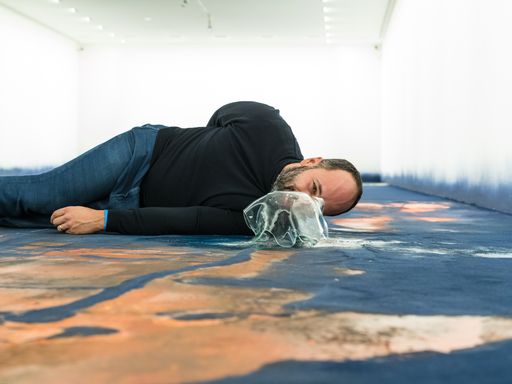 Vorschau Bild von Porträt und Ausstellungsansicht: Hugo Canoilas. On
the extremes of good and evil Kapsch Contemporary Art Prize
2020/2021 8.12.2020 bis 5.4.2021 im mumok