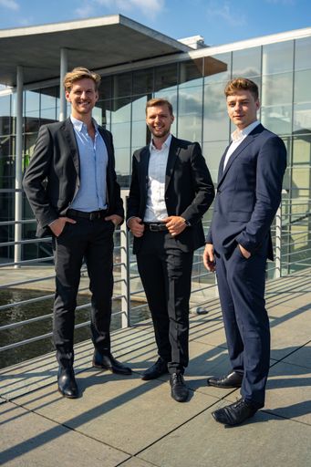 Jüngstes Berliner Start-up kümmert sich um die Verwaltung
persönlicher Daten jetzt und nach unserem Tod / Die
Ninebarc-Gründer: Cedric Horstmann, Hans Hosenfeld, Corey Ellis
(v.l.n.r.) / Weiterer Text über ots und
www.presseportal.de/nr/151140 / Die Verwendung dieses Bildes ist für
redaktionelle Zwecke honorarfrei. Veröffentlichung bitte unter
Quellenangabe: "obs/Ninebarc GmbH/Hunter Hullet"