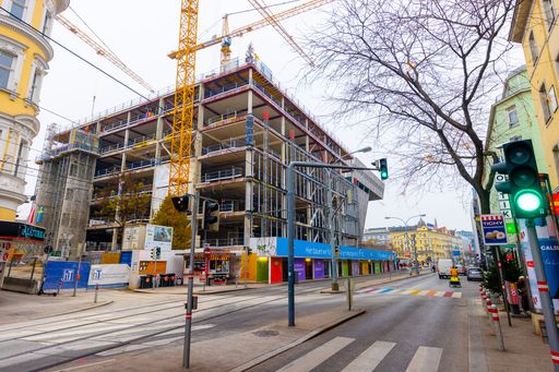 Fast täglich werden am IKEA Westbahnhof neue
Baufortschritte verzeichnet – wie auch die für Ende 2020 angesetzte
Dachgleiche, die nun trotz Corona planmäßig begangen werden konnte.