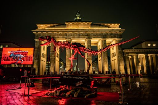 Vorschau Bild von Mahnwache mit original T-Rex-Skelett vor dem Brandenburger Tor.
Manuel_Weidt_Photographer / Weiterer Text über ots und
www.presseportal.de/nr/130011 / Die Verwendung dieses Bildes ist für
redaktionelle Zwecke honorarfrei. Veröffentlichung bitte unter
Quellenangabe: "obs/Dinosaurier Museum Altmühltal/Manuel Weidt"