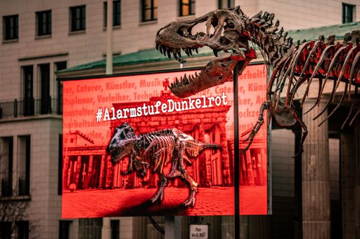 Vorschau Bild von Mahnwache mit original T-Rex-Skelett vor dem Brandenburger Tor.
Manuel_Weidt_Photographer / Weiterer Text über ots und
www.presseportal.de/nr/130011 / Die Verwendung dieses Bildes ist für
redaktionelle Zwecke honorarfrei. Veröffentlichung bitte unter
Quellenangabe: "obs/Dinosaurier Museum Altmühltal/MANUEL WEIDT"