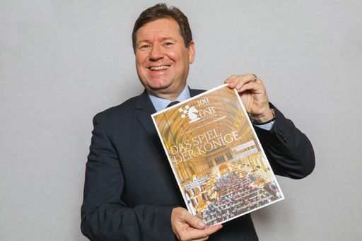 Vorschau Bild von Anläßlich des 100-Jahr-Jubiläums präsentiert ÖSB-Präsident
Christian Hursky das aktuelle Schach-Magazin.