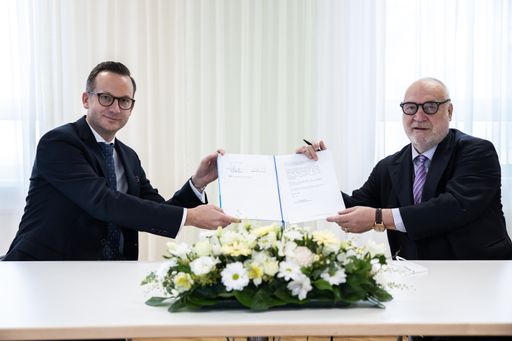 Am 9. Dezember 2020 unterzeichneten AUVA-Obmann
Mario Watz und Rektor Alfred Pritz die Vereinbarung zur zur
Kooperation in der Forschung und Ausbildung von Studierenden