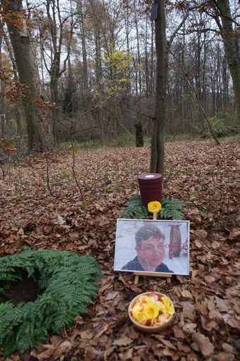 Vorschau Bild von Die Asche der beim Terroranschlag in Wien getöteten
Frau (44) wurde im engsten Familien- und Freundeskreis in der Natur
beigesetzt.