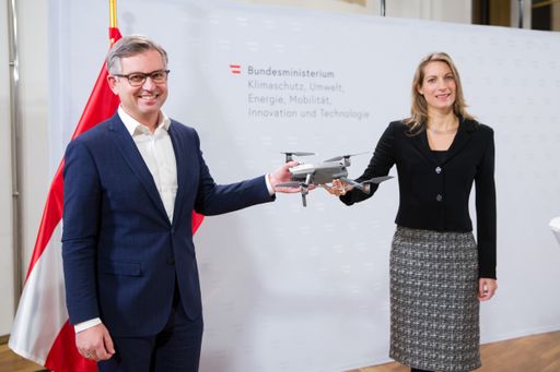 Luftfahrtstaatssekretär Magnus Brunner und Austro
Control-Geschäftsführerin Valerie Hackl