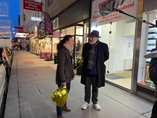 Einkaufen auf der Wiener Wollzeile: Publikumsliebling Michael
Niavarani mit Magda Hassan, der Obfrau der Einkaufsstraße.