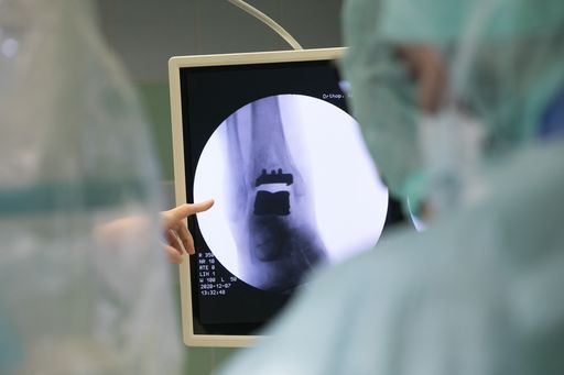 Vorschau Bild von Das Ergebnis nach der Operation am Röntgenbild: Die
Prothese sitzt.