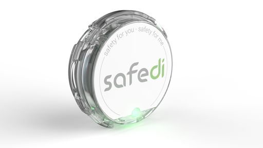 Vorschau Bild von Die SAFEDI-Clips lösen ein optisches und
akustisches Signal aus, sobald Mitarbeiter den Sicherheitsabstand
unterschreiten.