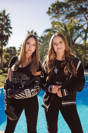 Vorschau Bild von Neue Folgen bei RTLZWEI: "Die Geissens - Eine schrecklich
glamouröse Familie" / Shania (li.) und Davina Geiss / Weiterer Text
über ots und www.presseportal.de/nr/6605 / Die Verwendung dieses
Bildes ist für redaktionelle Zwecke honorarfrei. Veröffentlichung
bitte unter Quellenangabe: "obs/RTLZWEI/Niklas Niessner"