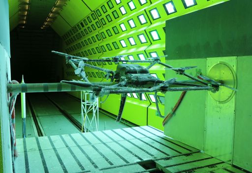 Testpremiere: Die 25 Kilogramm schwere Hilicopter-Drohne nach dem
Schneesturm im Vereisungswindkanal. Credit: Rail Tec Arsenal (RTA)