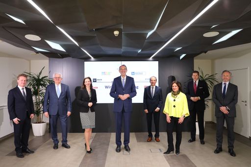 https://www.apa-fotoservice.at/galerie/24358 Im Bild v.l.n.r.:
Georg Knill (Präsident der IV Industriellenvereinigung), Robert
Holzmann (Gouverneur der OeNB), Mariella Schurz (Beirätin der MEGA
Bildungsstiftung), Heinz Faßmann (Bundesminister für Bildung,
Wissenschaft und Forschung), Günter Thumser (Stiftungsratspräsident
der ISB Innovationsstiftung für Bildung), Renate Anderl (Präsidentin
der AK Arbeiterkammer), Harald Mahrer (Präsident der WKO), Andreas
Treichl (Präsident des Aufsichtsrats der ERSTE Stiftung)