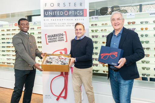  https://www.apa-fotoservice.at/galerie/24362 Im
Oktober sammelten die Partner von UNITED OPTICS in ganz Österreich
Brillen um sie dem Verein „One Heart Umunohu“ für Menschen in
Nigeria zu übergeben. Torsten Hamberger, Geschäftsführer von UNITED
OPTICS bedankte sich bei den Kunden, „die zum Teil ihre
Lieblingsbrillen und auch das eine oder andere Liebhaberstück
gespendet haben“. „Am liebsten würde ich sofort losstarten und in
meiner Heimat Nigeria den Menschen durch eine passende Brille zu
einem besseren Leben verhelfen“, bedankte sich Initiator, Dr. Emeka
Emeakaroha bei den Kunden und Partnern von United Optics.
